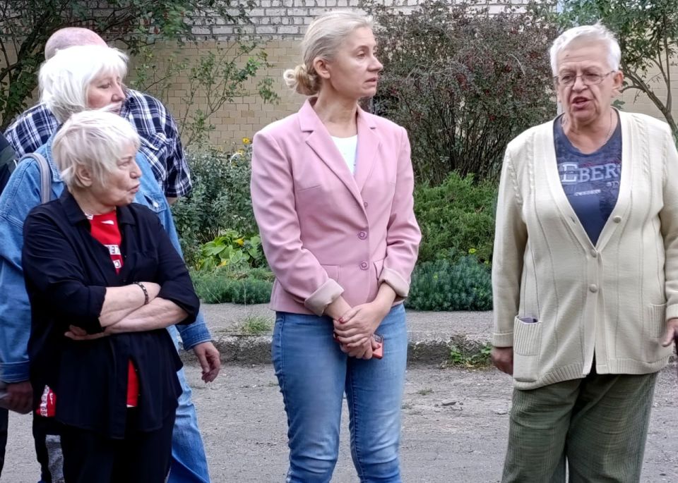 Иван Адамец: В Куйбышевском район состоялась встреча управляющего делами администрации городского округа Донецк Юлии Сницарь с жителями многоквартирного дома №172 на улице Куйбышева Иван Адамец: В Куйбышевском район состоялась встреча управляющего делами администрации городского округа Донецк Юлии Сницарь с жителями многоквартирного дома №172 на улице Куйбышева