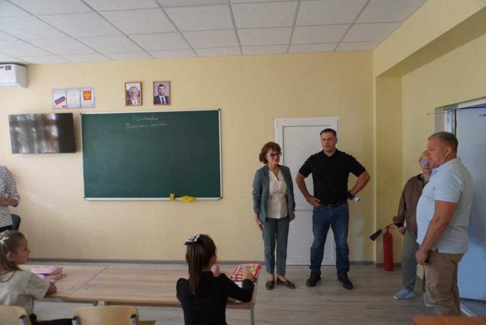 Александр Шатов: Сахалинская делегация оценила ремонт шахтерской школы № 18 Александр Шатов: Сахалинская делегация оценила ремонт шахтерской школы № 18