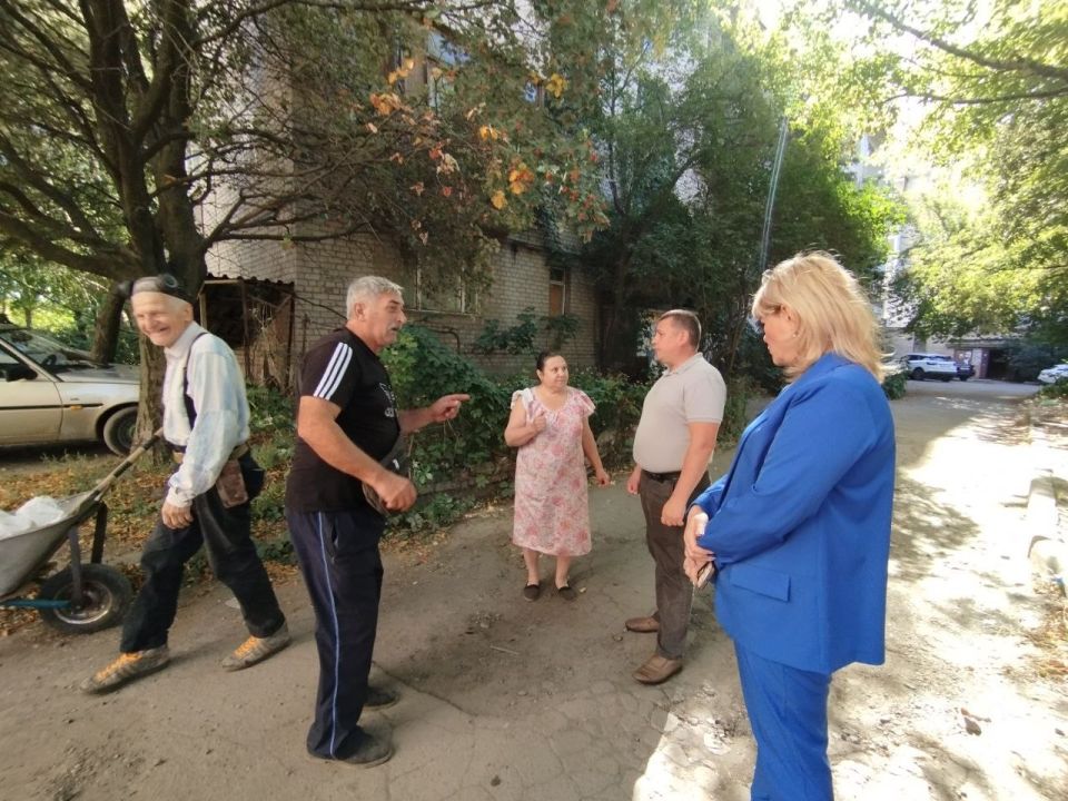 17 сентября руководитель Управы Червоногвардейского внутригородского района Антон Гринзовский провел встречу с жителями жилого массива Дзержинского возле дома № 43 по улице Фонтанной 17 сентября руководитель Управы Червоногвардейского внутригородского района Антон Гринзовский провел встречу с жителями жилого массива Дзержинского возле дома № 43 по улице Фонтанной