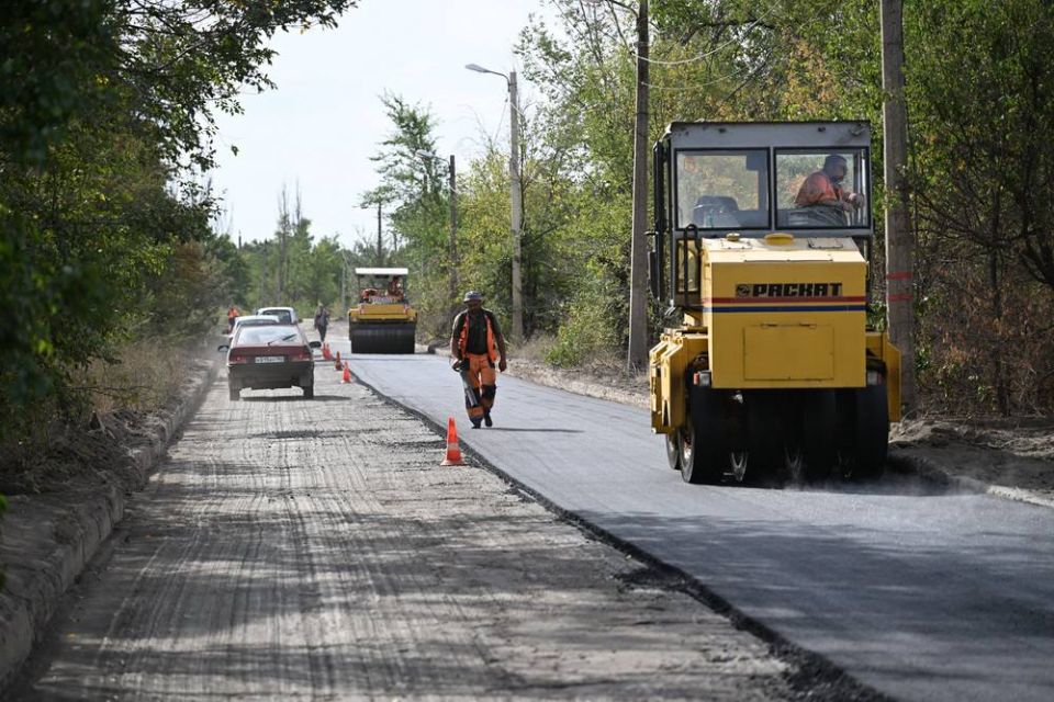 Главная дорога микрорайона Тихий впервые за десятилетия получила новое покрытие Главная дорога микрорайона Тихий впервые за десятилетия получила новое покрытие