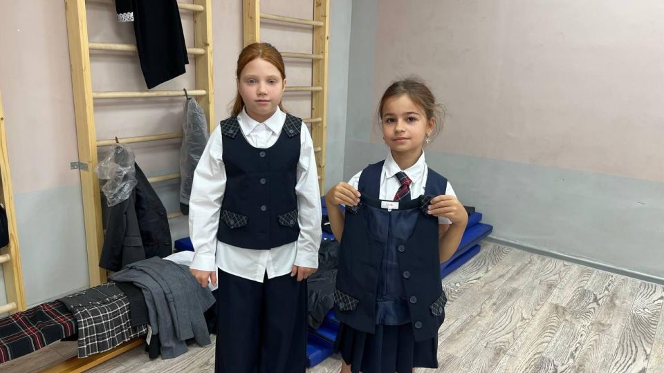 Детям Кировского передали школьную форму из Владимира Детям Кировского передали школьную форму из Владимира