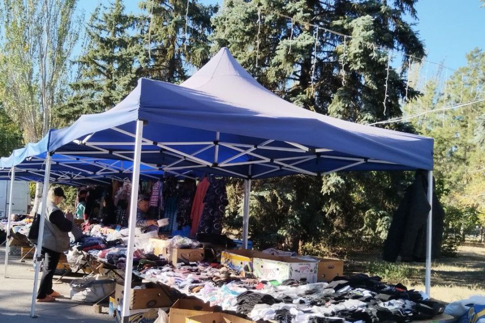 В Ждановке прошла ярмарка. 17 сентября у городского центра культуры и досуга были представлены товары от производителей и предпринимателей из разных городов Донецкой Народной Республики В Ждановке прошла ярмарка. 17 сентября у городского центра культуры и досуга были представлены товары от производителей и предпринимателей из разных городов Донецкой Народной Республики