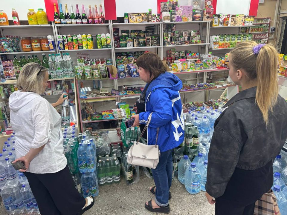 Народные контролеры провели рейд по магазинам и проверили детскую площадку Народные контролеры провели рейд по магазинам и проверили детскую площадку