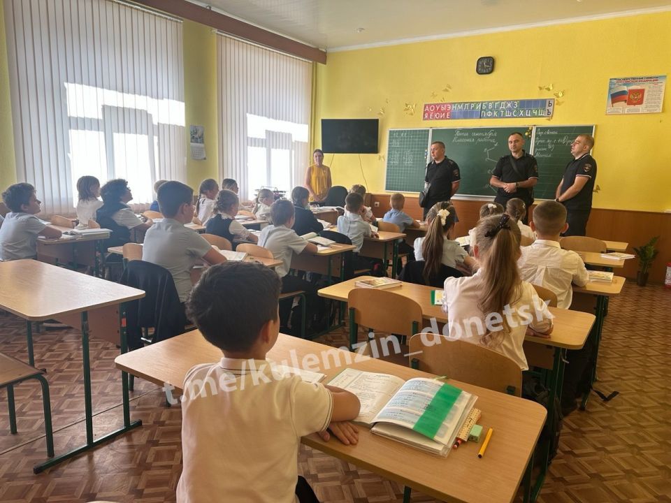В рамках месячника «Безопасности дорожного движения» в образовательных учреждениях города проходят мероприятия по профилактике детского дорожно-транспортного травматизма и формирования правовой грамотности среди... В рамках месячника «Безопасности дорожного движения» в образовательных учреждениях города проходят мероприятия по профилактике детского дорожно-транспортного травматизма и формирования правовой грамотности среди...