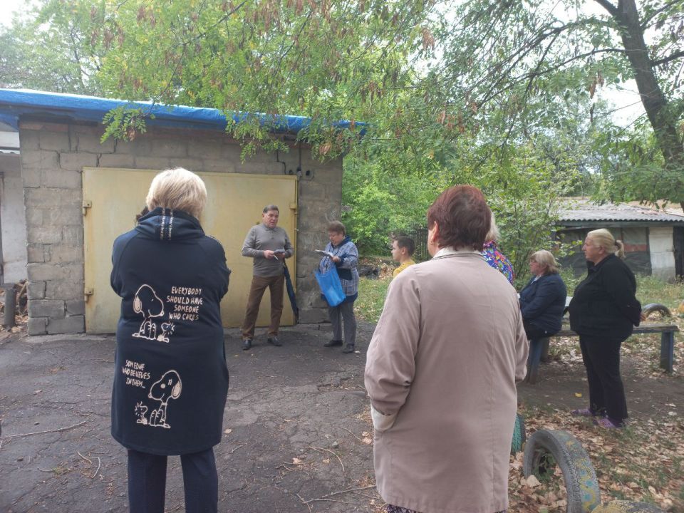 На встрече, прошедшей в Пролетарском районе первый заместитель главы Администрации г. Донецка Виктор Моисеенков и депутат Донецкого городского совета Илона Немсадзе обсудили с жителями улицы Липецкой вопросы... На встрече, прошедшей в Пролетарском районе первый заместитель главы Администрации г. Донецка Виктор Моисеенков и депутат Донецкого городского совета Илона Немсадзе обсудили с жителями улицы Липецкой вопросы...