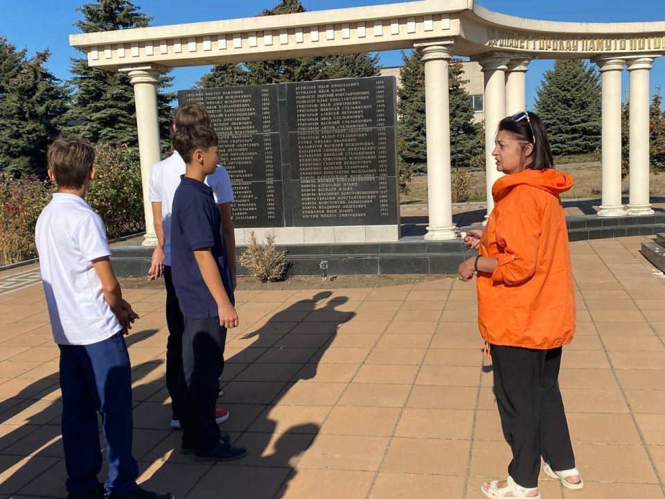 В рамках партпроекта «Культура малой Родины» урзуфские школьники посетили памятные места родного села В рамках партпроекта «Культура малой Родины» урзуфские школьники посетили памятные места родного села