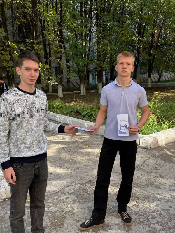 Акция «Курс на госслужбу». В рамках партийного проекта «Моя карьера с Единой Россией» партии «Единая Россия» в Енакиевском металлургическом техникуме состоялось мероприятие где студенты узнали о перспективах карьеры на... Акция «Курс на госслужбу». В рамках партийного проекта «Моя карьера с Единой Россией» партии «Единая Россия» в Енакиевском металлургическом техникуме состоялось мероприятие где студенты узнали о перспективах карьеры на...