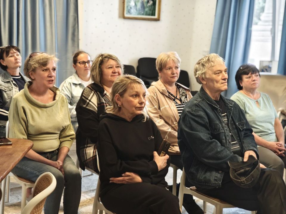 Заместитель главы администрации городского округа Дебальцево Оксана Козлова обсудила наиболее волнующие вопросы с коллективом Мироновского молодежного отдела Заместитель главы администрации городского округа Дебальцево Оксана Козлова обсудила наиболее волнующие вопросы с коллективом Мироновского молодежного отдела