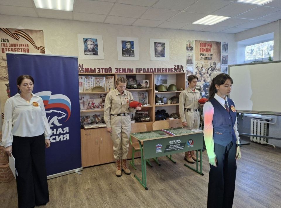 ЗА ПАРТОЙ ГЕРОЯ. Чтобы увековечить память героев ДНР в лицее сегодня открыли парту героев ЗА ПАРТОЙ ГЕРОЯ. Чтобы увековечить память героев ДНР в лицее сегодня открыли парту героев