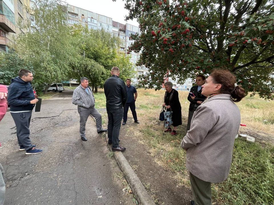 Сегодня первый заместитель главы Администрации городского округа Харцызск Олег Захаров в Харцызске провёл сход граждан по адресу: ул. Нахимова, 72, на котором были обсуждены актуальные вопросы и проблемы, волнующие местных... Сегодня первый заместитель главы Администрации городского округа Харцызск Олег Захаров в Харцызске провёл сход граждан по адресу: ул. Нахимова, 72, на котором были обсуждены актуальные вопросы и проблемы, волнующие местных...
