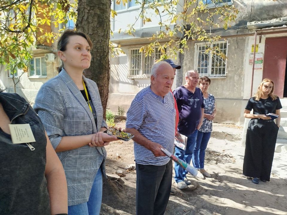 16 сентября главный инженер Филиала «Харцызсктеплосеть» ГУП ДНР «Донбасстеплоэнерго» Денис Новицкий совместно с сотрудниками абонентского отдела Филиала провели сход граждан с жителями города 16 сентября главный инженер Филиала «Харцызсктеплосеть» ГУП ДНР «Донбасстеплоэнерго» Денис Новицкий совместно с сотрудниками абонентского отдела Филиала провели сход граждан с жителями города