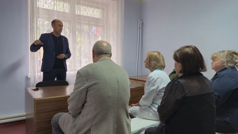 Сегодня, 18 сентября, заместитель главы администрации городского округа Дебальцево, Евгений Глебов, встретился с трудовым коллективом "Центр гигиены и эпидемиологии" Сегодня, 18 сентября, заместитель главы администрации городского округа Дебальцево, Евгений Глебов, встретился с трудовым коллективом "Центр гигиены и эпидемиологии"