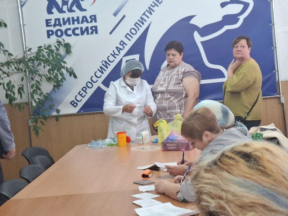 Сегодня, 18 сентября 2025 года, в здании администрации городского округа Дебальцево, для минимального отрыва работников от производства сотрудниками ГБУ ДНР ЦГБ «г. Дебальцево» проведена выездная вакцинация против гриппа Сегодня, 18 сентября 2025 года, в здании администрации городского округа Дебальцево, для минимального отрыва работников от производства сотрудниками ГБУ ДНР ЦГБ «г. Дебальцево» проведена выездная вакцинация против гриппа