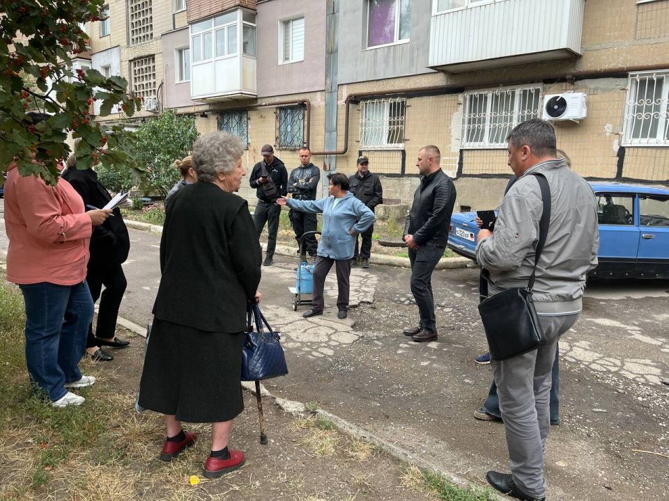 Сегодня первый заместитель главы Администрации городского округа Харцызск Олег Захаров в Харцызске провёл сход граждан по адресу: ул. Нахимова, 72, на котором были обсуждены актуальные вопросы и проблемы, волнующие местных... Сегодня первый заместитель главы Администрации городского округа Харцызск Олег Захаров в Харцызске провёл сход граждан по адресу: ул. Нахимова, 72, на котором были обсуждены актуальные вопросы и проблемы, волнующие местных...