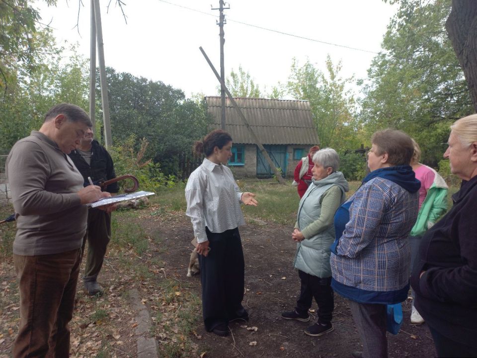 На встрече, прошедшей в Пролетарском районе первый заместитель главы Администрации г. Донецка Виктор Моисеенков и депутат Донецкого городского совета Илона Немсадзе обсудили с жителями улицы Липецкой вопросы... На встрече, прошедшей в Пролетарском районе первый заместитель главы Администрации г. Донецка Виктор Моисеенков и депутат Донецкого городского совета Илона Немсадзе обсудили с жителями улицы Липецкой вопросы...