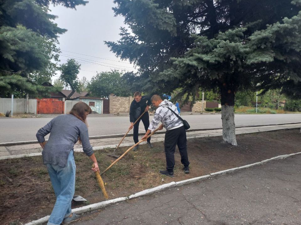 В рамках проведения акции «Чистый четверг» работниками учреждений и организаций, проведены мероприятия по санитарной очистке территории и благоустройству городского округа Торез В рамках проведения акции «Чистый четверг» работниками учреждений и организаций, проведены мероприятия по санитарной очистке территории и благоустройству городского округа Торез