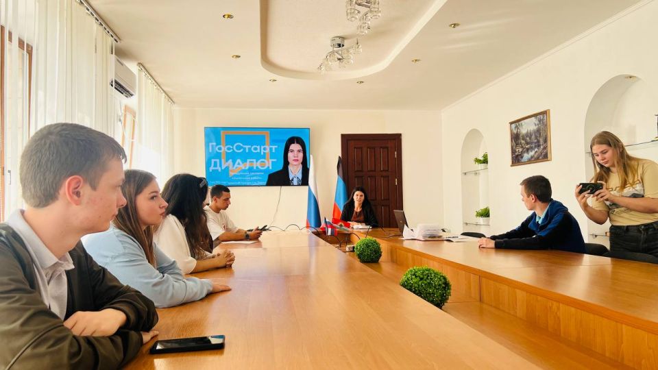 Встреча молодежного актива Тореза с руководством сектора социальной работы Встреча молодежного актива Тореза с руководством сектора социальной работы