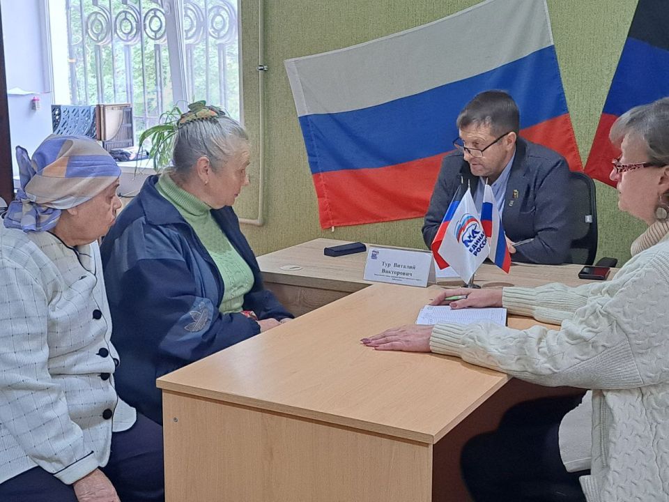 18 сентября 2025 года, заместитель главы администрации городского округа Дебальцево Тур Виталий Викторович, провёл личный прием граждан в местной общественной приёмной Светлодарского местного отделения Партии "Единая Россия"... 18 сентября 2025 года, заместитель главы администрации городского округа Дебальцево Тур Виталий Викторович, провёл личный прием граждан в местной общественной приёмной Светлодарского местного отделения Партии "Единая Россия"...