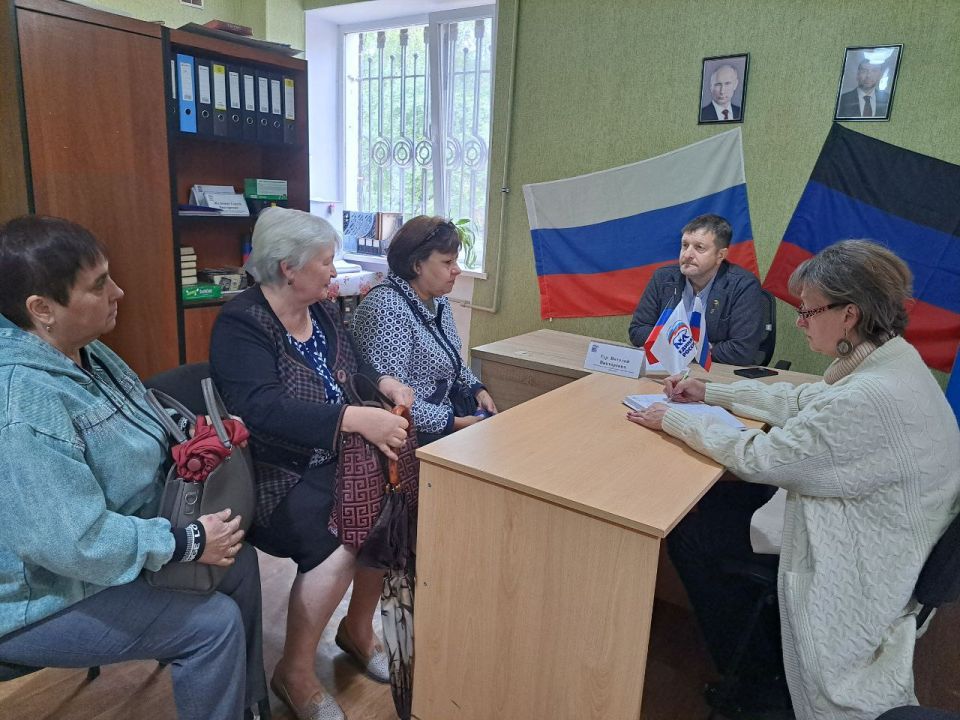18 сентября 2025 года, заместитель главы администрации городского округа Дебальцево Тур Виталий Викторович, провёл личный прием граждан в местной общественной приёмной Светлодарского местного отделения Партии "Единая Россия"... 18 сентября 2025 года, заместитель главы администрации городского округа Дебальцево Тур Виталий Викторович, провёл личный прием граждан в местной общественной приёмной Светлодарского местного отделения Партии "Единая Россия"...