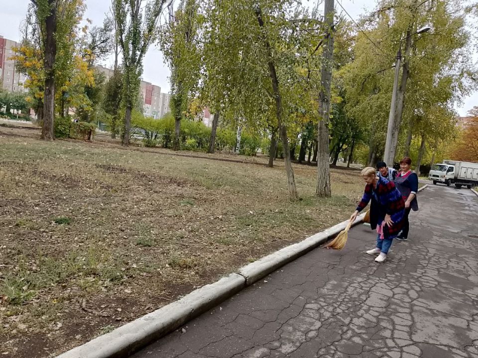 Сегодня, 18 сентября 2025 года, по поручению Главы Республики Дениса Пушилина, в рамках проекта «Городская среда», реализуемого Единой Россией , работники предприятий Кировского района приняли участие в традиционной... Сегодня, 18 сентября 2025 года, по поручению Главы Республики Дениса Пушилина, в рамках проекта «Городская среда», реализуемого Единой Россией , работники предприятий Кировского района приняли участие в традиционной...