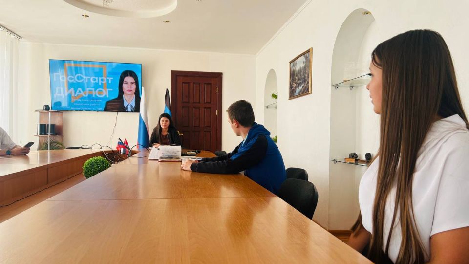 Встреча молодежного актива Тореза с руководством сектора социальной работы Встреча молодежного актива Тореза с руководством сектора социальной работы