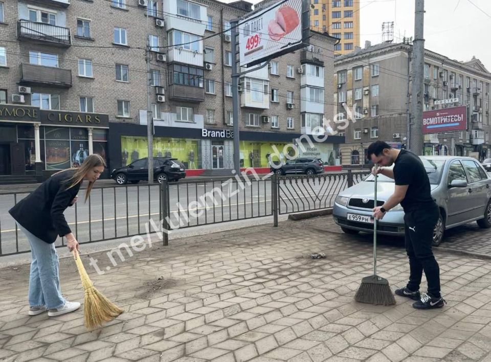 В рамках акции «Чистый четверг» работники сферы торговли, общественного питания и бытового обслуживания населения были выполнены работы по благоустройству прилегающих территорий В рамках акции «Чистый четверг» работники сферы торговли, общественного питания и бытового обслуживания населения были выполнены работы по благоустройству прилегающих территорий