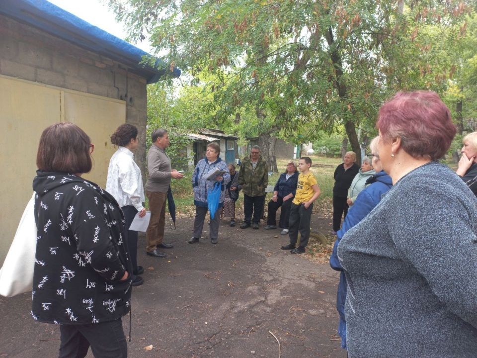 На встрече, прошедшей в Пролетарском районе первый заместитель главы Администрации г. Донецка Виктор Моисеенков и депутат Донецкого городского совета Илона Немсадзе обсудили с жителями улицы Липецкой вопросы... На встрече, прошедшей в Пролетарском районе первый заместитель главы Администрации г. Донецка Виктор Моисеенков и депутат Донецкого городского совета Илона Немсадзе обсудили с жителями улицы Липецкой вопросы...