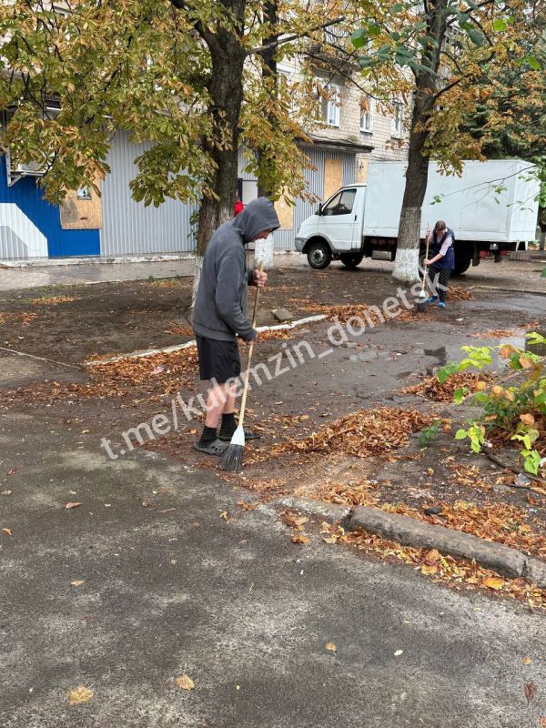 В рамках акции «Чистый четверг» работники сферы торговли, общественного питания и бытового обслуживания населения были выполнены работы по благоустройству прилегающих территорий В рамках акции «Чистый четверг» работники сферы торговли, общественного питания и бытового обслуживания населения были выполнены работы по благоустройству прилегающих территорий