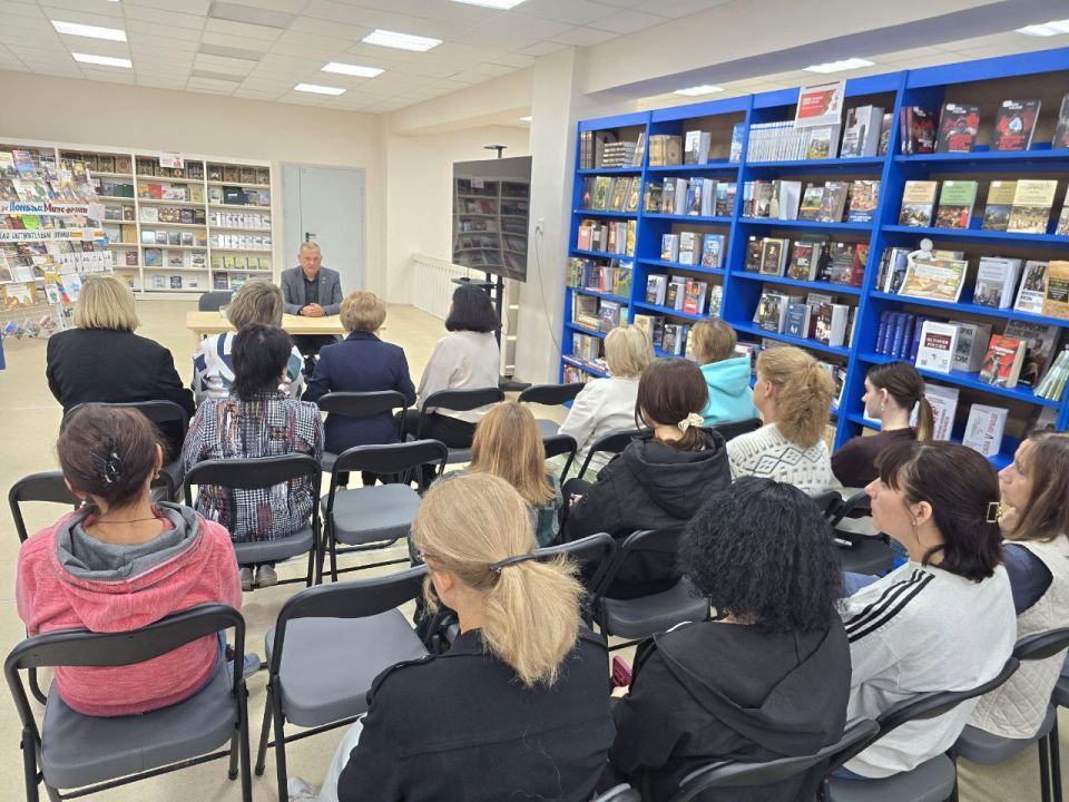Дмитрий Огилец: По поручению Главы Донецкой Народной Республики провёл встречу с трудовым коллективом Муниципальное бюджетное учреждение «Централизованная библиотечная система городского округа Харцызск Донецкой Народной... Дмитрий Огилец: По поручению Главы Донецкой Народной Республики провёл встречу с трудовым коллективом Муниципальное бюджетное учреждение «Централизованная библиотечная система городского округа Харцызск Донецкой Народной...