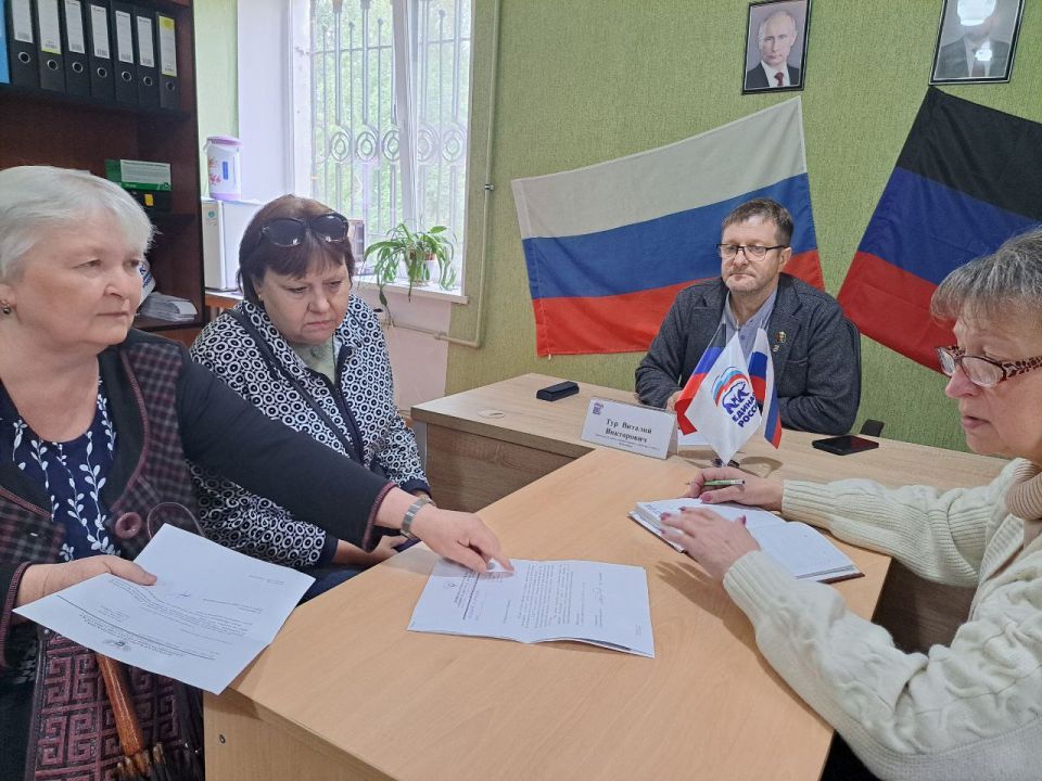 18 сентября 2025 года, заместитель главы администрации городского округа Дебальцево Тур Виталий Викторович, провёл личный прием граждан в местной общественной приёмной Светлодарского местного отделения Партии "Единая Россия"... 18 сентября 2025 года, заместитель главы администрации городского округа Дебальцево Тур Виталий Викторович, провёл личный прием граждан в местной общественной приёмной Светлодарского местного отделения Партии "Единая Россия"...