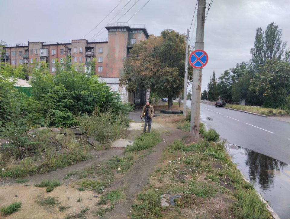 Сегодня, 18 сентября, в Кировском внутригородском районе города Макеевки продолжаются работы по покосу сорных и карантинных трав Сегодня, 18 сентября, в Кировском внутригородском районе города Макеевки продолжаются работы по покосу сорных и карантинных трав