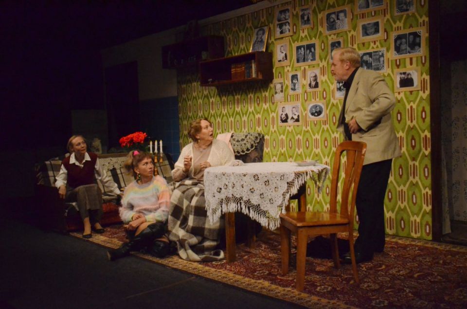 В кадре — семья: на сцене Донецкой муздрамы с аншлагом прошла премьера спектакля “Пока она умирала” В кадре — семья: на сцене Донецкой муздрамы с аншлагом прошла премьера спектакля “Пока она умирала”