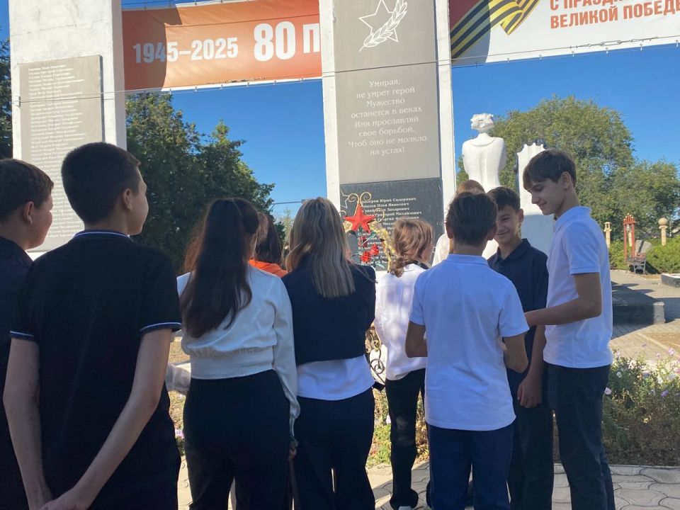 В рамках партпроекта «Культура малой Родины» урзуфские школьники посетили памятные места родного села В рамках партпроекта «Культура малой Родины» урзуфские школьники посетили памятные места родного села