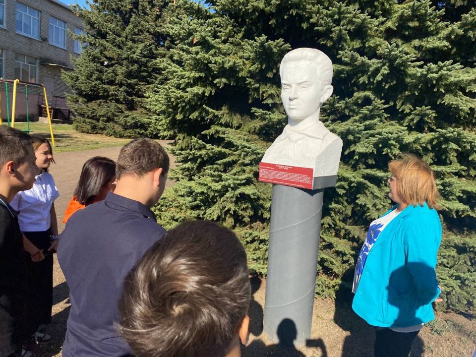 В рамках партпроекта «Культура малой Родины» урзуфские школьники посетили памятные места родного села В рамках партпроекта «Культура малой Родины» урзуфские школьники посетили памятные места родного села