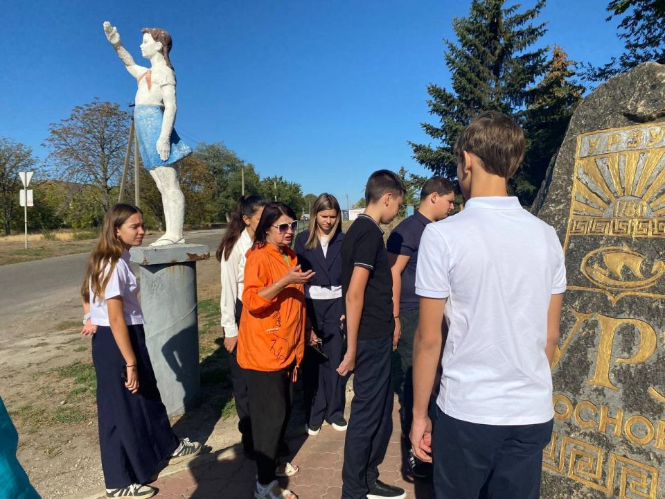 В рамках партпроекта «Культура малой Родины» урзуфские школьники посетили памятные места родного села В рамках партпроекта «Культура малой Родины» урзуфские школьники посетили памятные места родного села