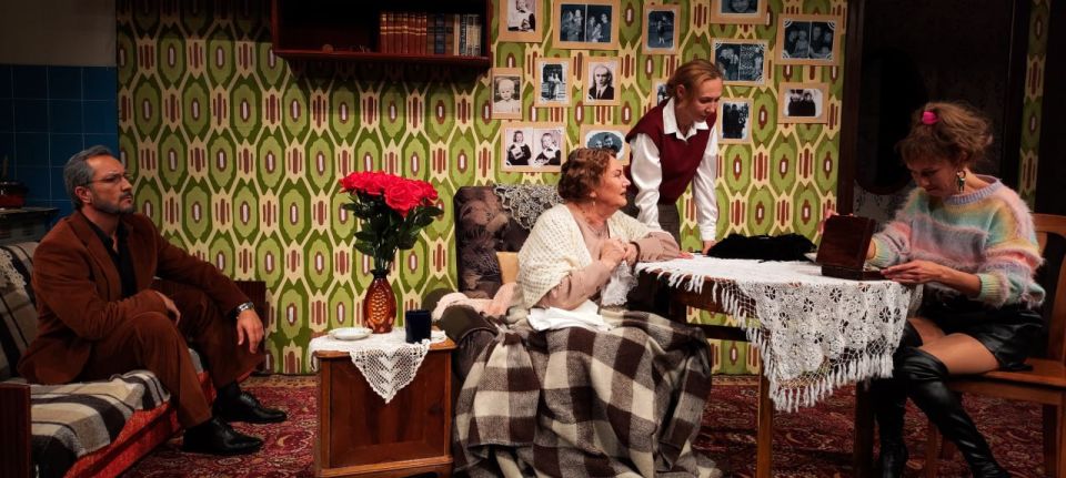 В кадре — семья: на сцене Донецкой муздрамы с аншлагом прошла премьера спектакля “Пока она умирала” В кадре — семья: на сцене Донецкой муздрамы с аншлагом прошла премьера спектакля “Пока она умирала”