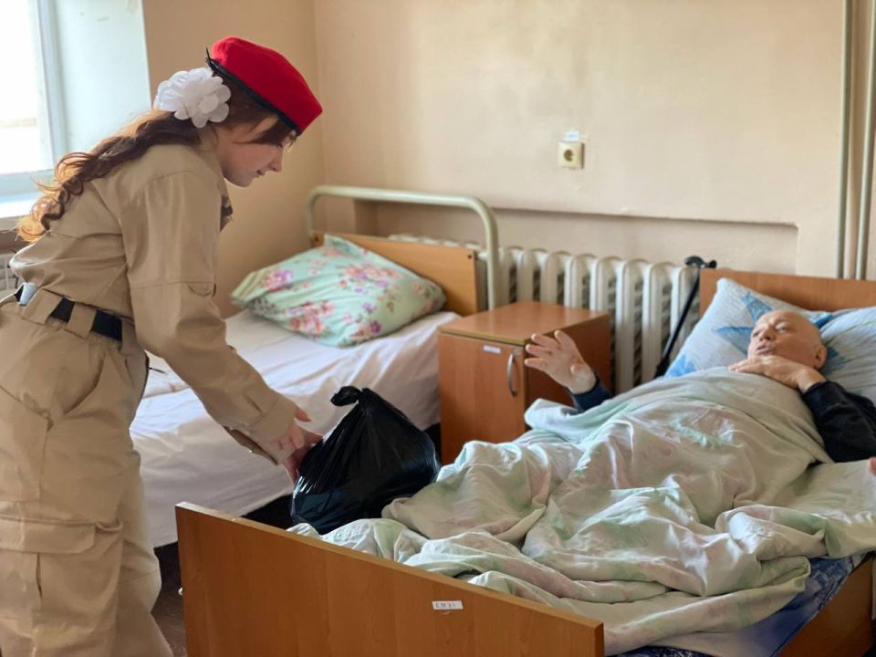 Акция «Вместе к Победе». Отдел по делам молодёжи и спорта совместно с активистами Женского Движения Единой России и юнармейским отрядом ГБОУ «Школа № 1 Ясиноватского муниципального округа» организовали акцию "Вместе к... Акция «Вместе к Победе». Отдел по делам молодёжи и спорта совместно с активистами Женского Движения Единой России и юнармейским отрядом ГБОУ «Школа № 1 Ясиноватского муниципального округа» организовали акцию "Вместе к...