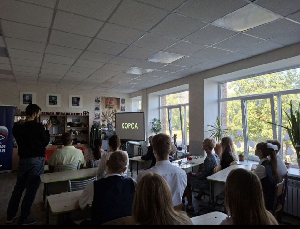 ЗА ПАРТОЙ ГЕРОЯ. Чтобы увековечить память героев ДНР в лицее сегодня открыли парту героев ЗА ПАРТОЙ ГЕРОЯ. Чтобы увековечить память героев ДНР в лицее сегодня открыли парту героев