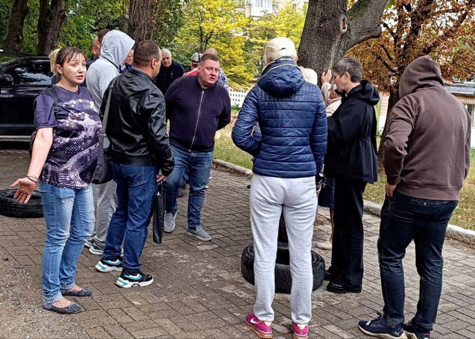 Руководитель управы Куйбышевского района Иван Адамец и депутат горсовета Дмитрий Пефтеев провели встречу с жителями дома №69б по проспекту Офицерскому, где в настоящее время осуществляется капитальный ремонт и на сегодняшний... Руководитель управы Куйбышевского района Иван Адамец и депутат горсовета Дмитрий Пефтеев провели встречу с жителями дома №69б по проспекту Офицерскому, где в настоящее время осуществляется капитальный ремонт и на сегодняшний...