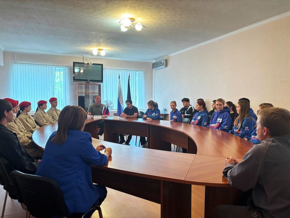 Глава муниципального образования провел встречу с представителями молодежных организаций города Ждановка Глава муниципального образования провел встречу с представителями молодежных организаций города Ждановка