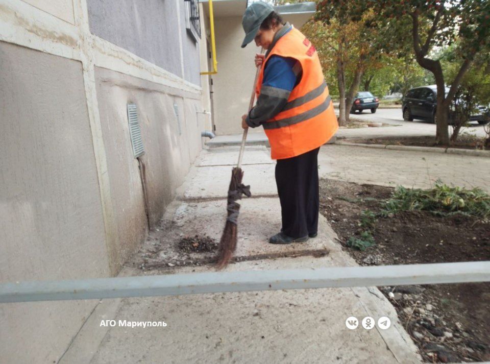 В трех районах Мариуполя коммунальщики провели уборку более 25 придомовых территорий В трех районах Мариуполя коммунальщики провели уборку более 25 придомовых территорий