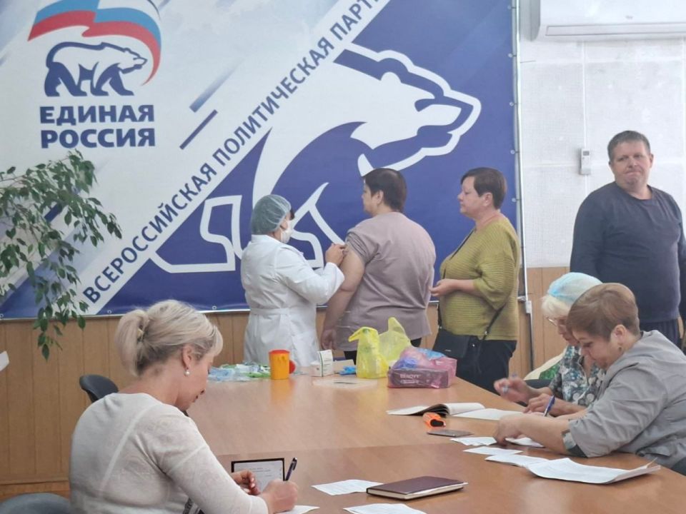 Сегодня, 18 сентября 2025 года, в здании администрации городского округа Дебальцево, для минимального отрыва работников от производства сотрудниками ГБУ ДНР ЦГБ «г. Дебальцево» проведена выездная вакцинация против гриппа Сегодня, 18 сентября 2025 года, в здании администрации городского округа Дебальцево, для минимального отрыва работников от производства сотрудниками ГБУ ДНР ЦГБ «г. Дебальцево» проведена выездная вакцинация против гриппа