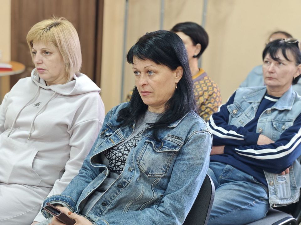 Заместитель главы администрации городского округа Дебальцево Оксана Козлова обсудила наиболее волнующие вопросы с трудовым коллективом Мироновского ДК Заместитель главы администрации городского округа Дебальцево Оксана Козлова обсудила наиболее волнующие вопросы с трудовым коллективом Мироновского ДК