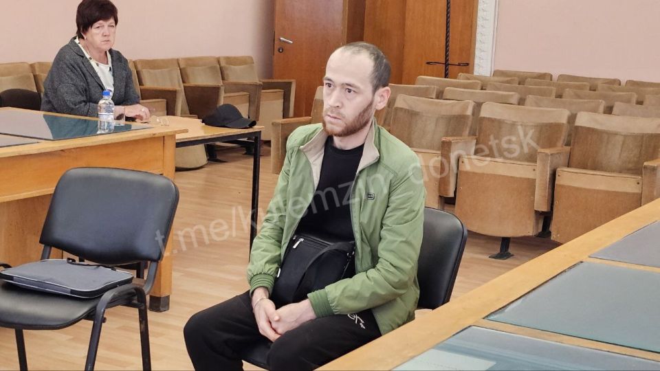 Сегодня советник главы администрации городского округа Донецк провёл приём граждан в общественной приёмной Донецкого городского местного отделения партии «Единая Россия» Сегодня советник главы администрации городского округа Донецк провёл приём граждан в общественной приёмной Донецкого городского местного отделения партии «Единая Россия»