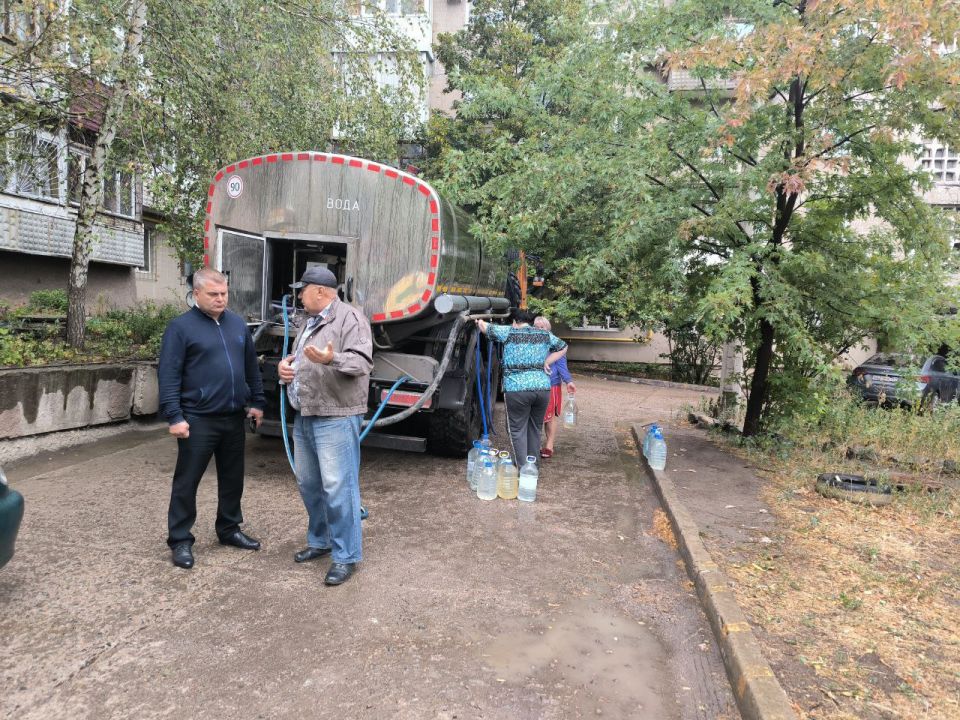 Юрий Атаманов: Оперативно отреагировали на потребность жителей улицы Пионерская, которые не получали воду по графику в связи с проблемой на инженерных путях Юрий Атаманов: Оперативно отреагировали на потребность жителей улицы Пионерская, которые не получали воду по графику в связи с проблемой на инженерных путях