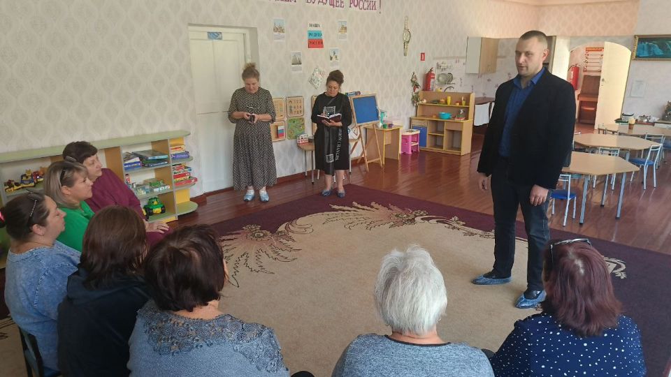 Вчера первый заместитель главы Администрации городского округа Харцызск Олег Захаров провел встречу с трудовым коллективом ГКДОУ «Детский сад №19 г.о. Харцызск» Вчера первый заместитель главы Администрации городского округа Харцызск Олег Захаров провел встречу с трудовым коллективом ГКДОУ «Детский сад №19 г.о. Харцызск»