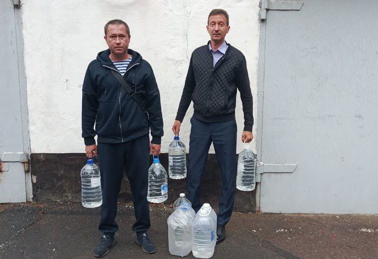 Сотрудники Управы Кировского района города Донецка продолжают оказывать помощь малоподвижным и пожилым жителям района с доставкой технической и питьевой воды Сотрудники Управы Кировского района города Донецка продолжают оказывать помощь малоподвижным и пожилым жителям района с доставкой технической и питьевой воды