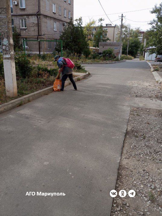 В трех районах Мариуполя коммунальщики провели уборку более 25 придомовых территорий В трех районах Мариуполя коммунальщики провели уборку более 25 придомовых территорий