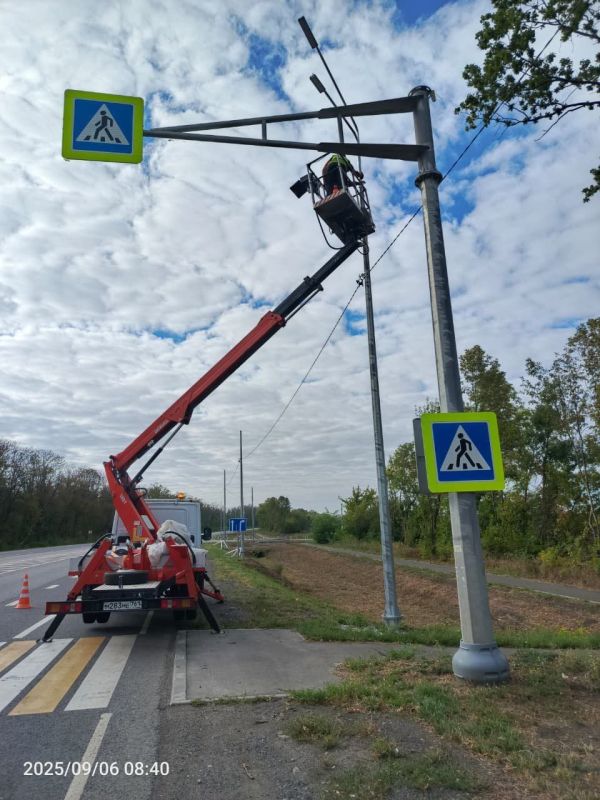 В рамках комплекса мероприятий по обустройству дорожных участков вблизи школ техническими средствами организации дорожного движения на сегодня установлено уже 26 светофорных объектов В рамках комплекса мероприятий по обустройству дорожных участков вблизи школ техническими средствами организации дорожного движения на сегодня установлено уже 26 светофорных объектов