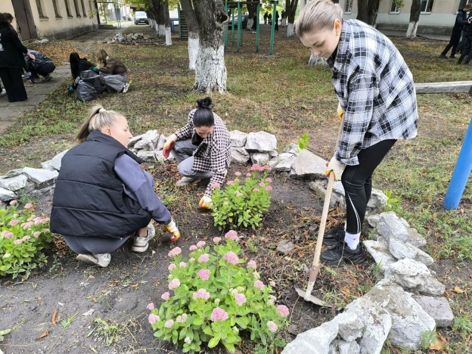 В рамках проведения акции «Чистый четверг» работниками учреждений и организаций, проведены мероприятия по санитарной очистке территории и благоустройству городского округа Торез В рамках проведения акции «Чистый четверг» работниками учреждений и организаций, проведены мероприятия по санитарной очистке территории и благоустройству городского округа Торез